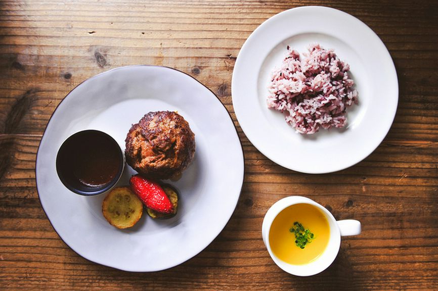 鉄板で焼く香ばしさと肉肉しさを堪能『肉汁溢れ出す!石垣牛のハンバーグ』