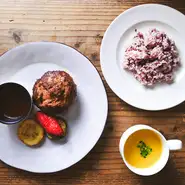 石垣牛を100％使用した贅沢なハンバーグです。旨みも肉汁も凝縮して焼き上げるため、表面を網脂でコーティング。テーブルにサービスしてからカット＆仕上げるので、音や香りが一気に広がる臨場感も満喫できます。