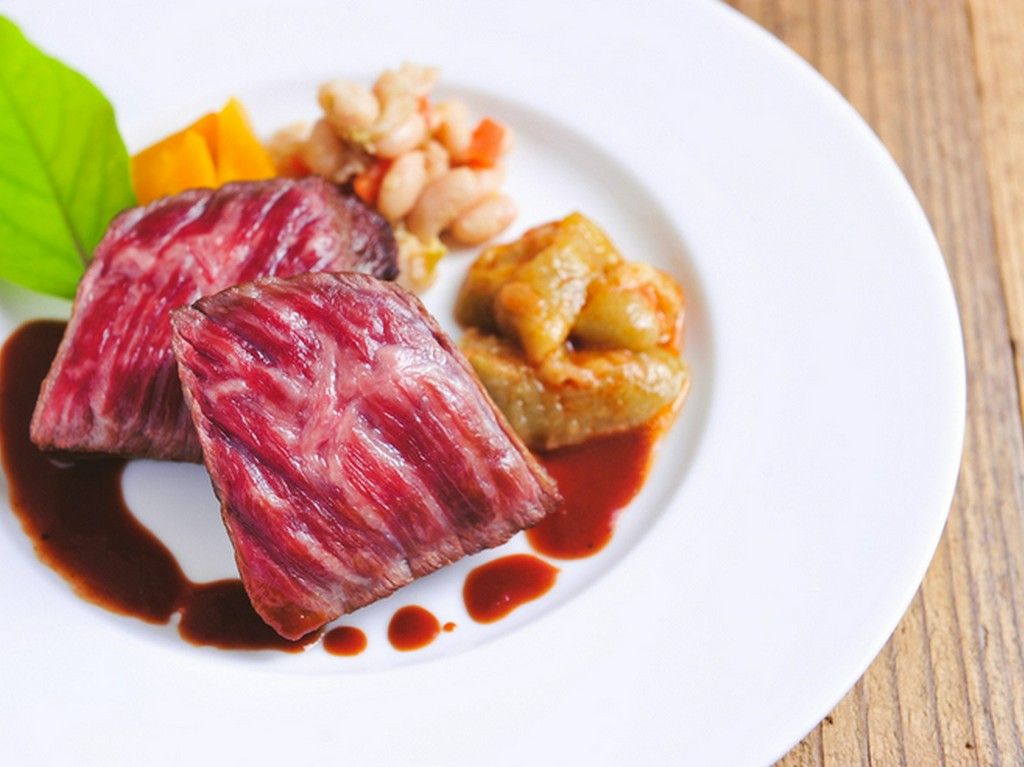 島産食材の代表格を担う、贅沢な『石垣牛のランプステーキ』