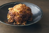 カリフラワーを薪場の上に吊るし、肉や野菜など、薪で調理する過程で落ちる肉汁などから出るスモーキーさをまとわせます。仕上げに自家製発酵バターの澄ましバターを塗って、後をひく味わいに。