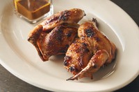 みんな大好きなローストチキンを独創的に表現するには？と考えて生みだされた薪焼きチキン。一見シンプルだが薫香をまとったクリスピーな皮とジューシーで柔らかな肉には、三つ星仕込みの仕事が生きています。