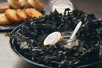 キャビアレストランで働いた経験のあるバージス氏。「畑のキャビア」と呼ばれるとんぶりと日本で初めて出会い、キャビアの味を再現するため自家製の海藻バターや昆布水で味を整え、伝統的なスタイルで提供。