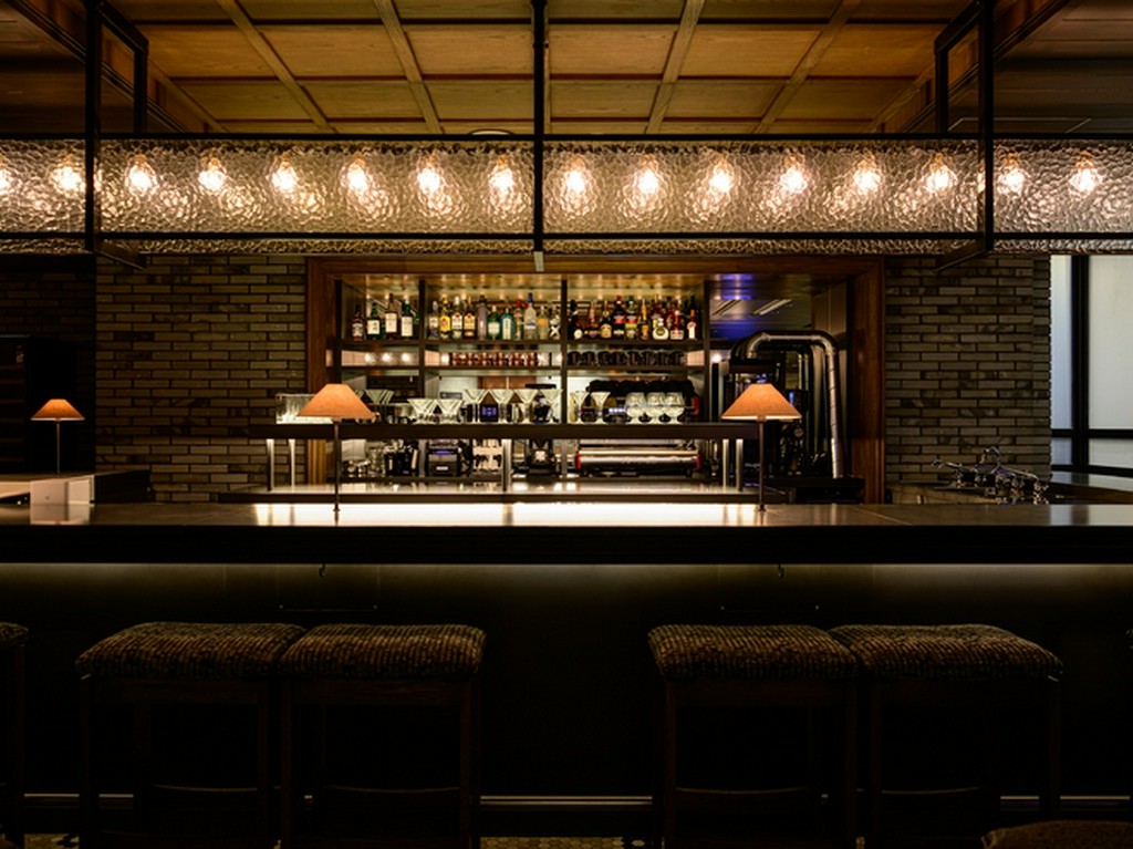 ワインやカクテルを片手にくつろぎの時間を過ごす