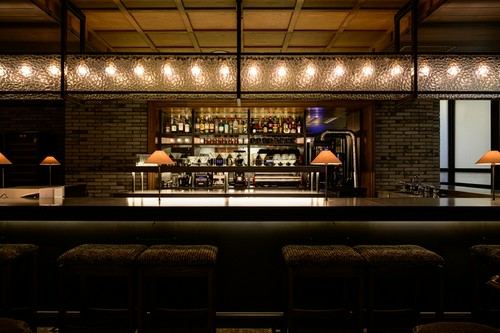 ワインやカクテルを片手にくつろぎの時間を過ごす