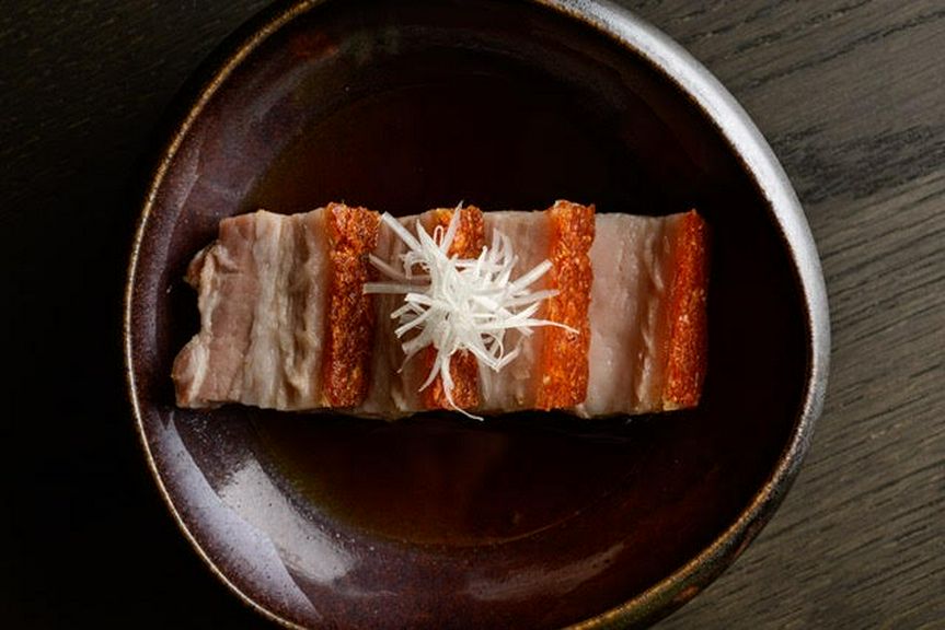 『2日間火入れした豚バラ肉のクリスピーグリル　三杯酢』