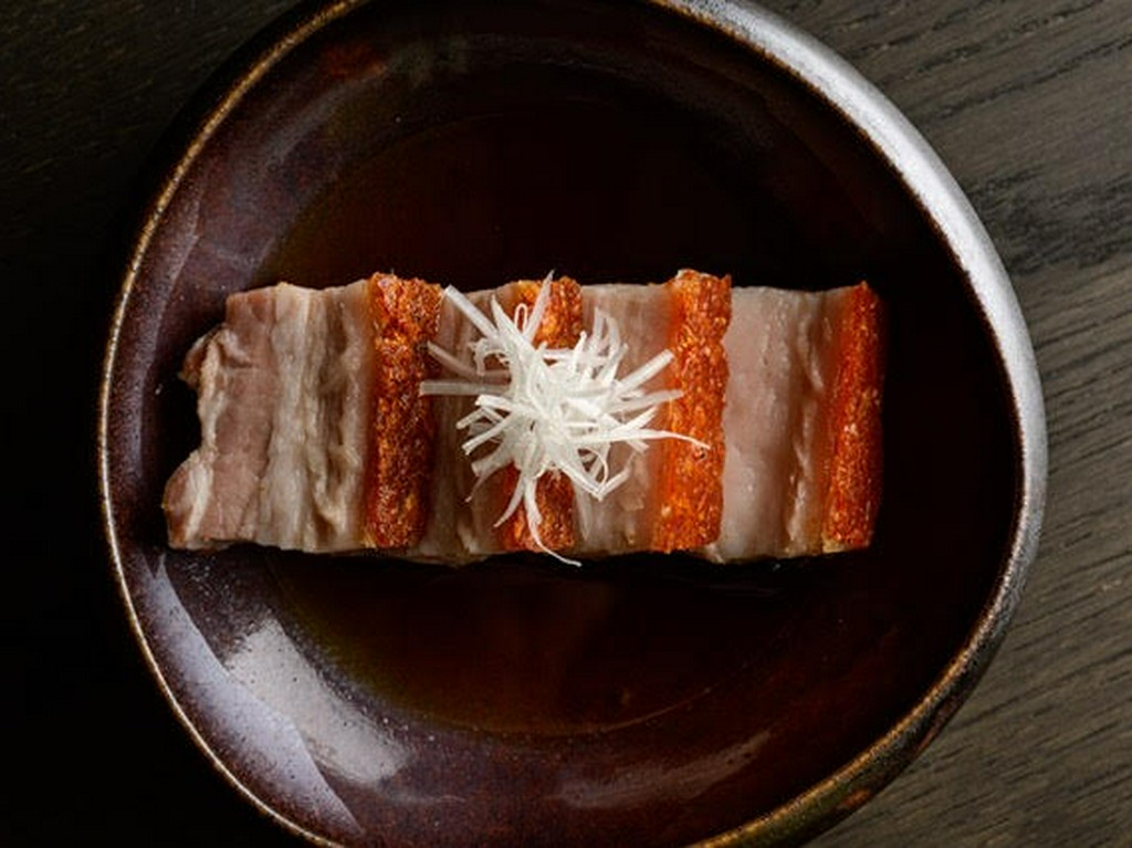 『2日間火入れした豚バラ肉のクリスピーグリル　三杯酢』