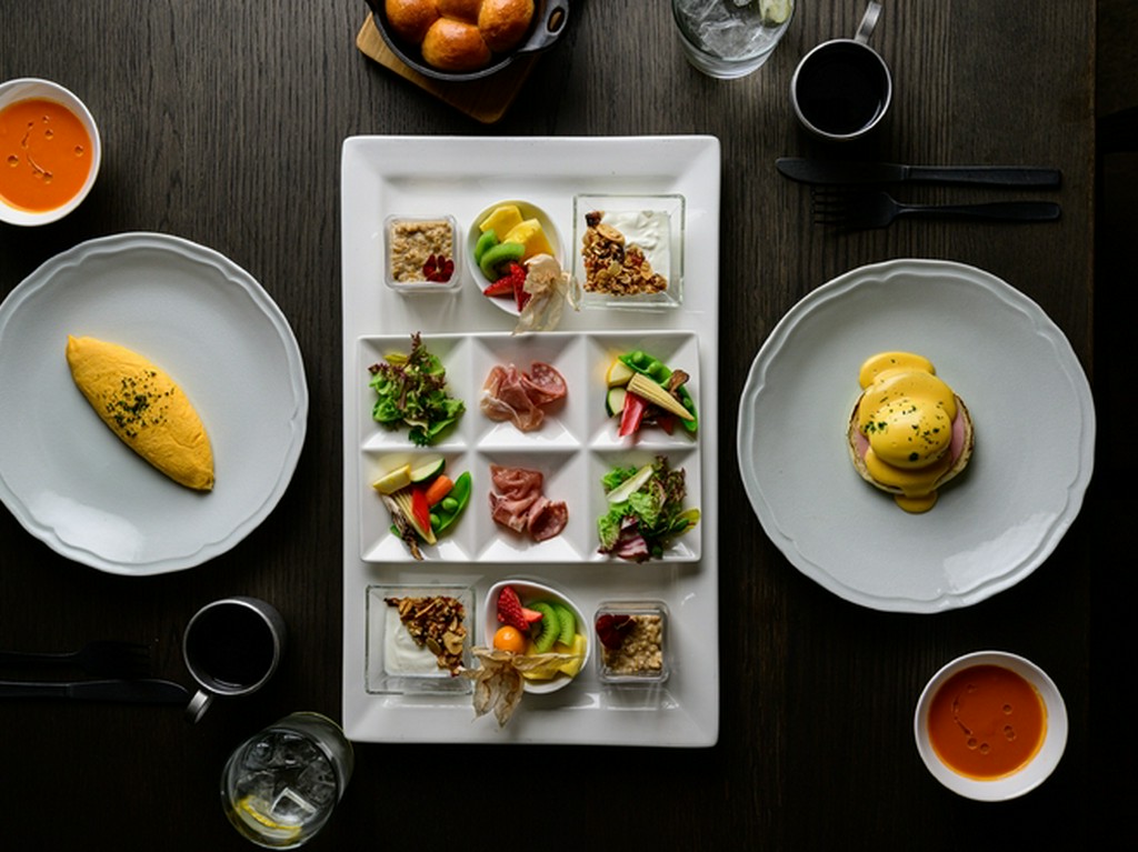 地元の食材をふんだんに取り入れ、焼きたてパンでおもてなし
