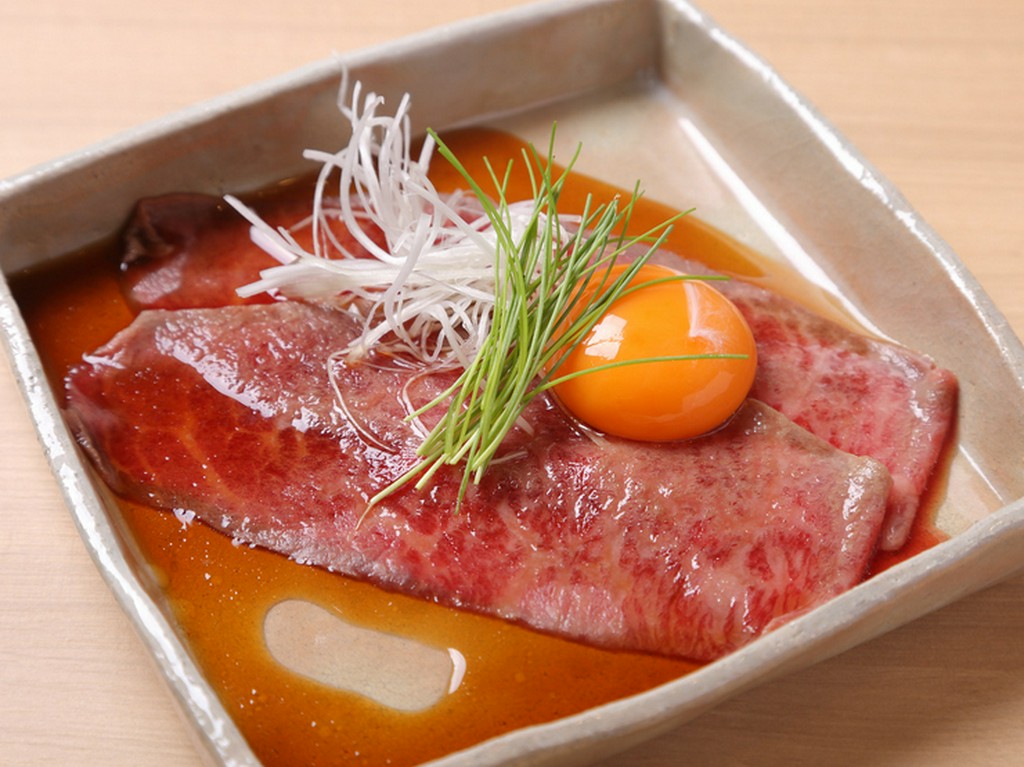 肉一枚を贅沢に味わう『和牛しゃぶ肉炙り　すきやき仕立て』