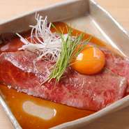A5ランク和牛赤身肉を表面を軽く炙り、割り下と卵ですき焼風にいただく逸品。一枚のお肉を贅沢に味わう、肉割烹おすすめの逸品です。