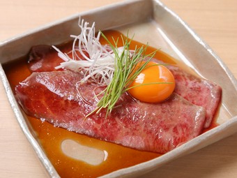 肉一枚を贅沢に味わう『和牛しゃぶ肉炙り　すきやき仕立て』