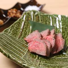 肉の旨みが凝縮された『和牛レアローストビーフ』