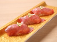 絶妙なおいしさを楽しむ一貫『和牛炙り寿司』