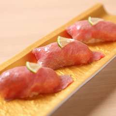 絶妙なおいしさを楽しむ一貫『和牛炙り寿司』