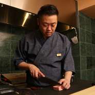 お店に訪れる人びとが、慌しい日々を忘れて、のんびりとお肉やお酒を楽しめるように。ゆっくりとした時の流れを感じさせるような、落ち着いた空間づくりを意識しています。