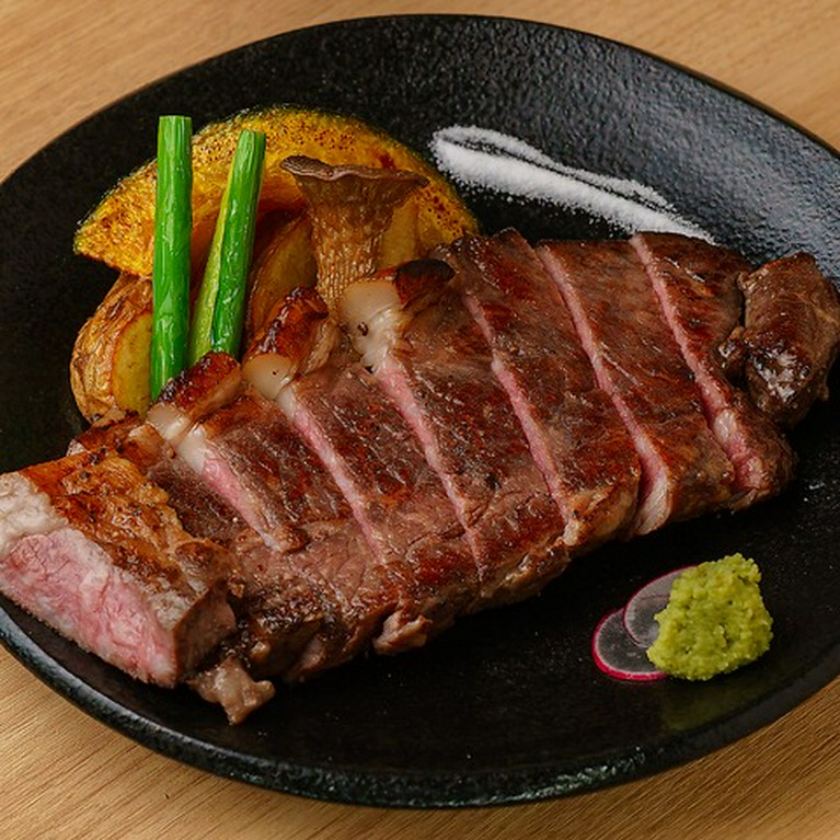 30日間熟成国産牛ロースの藁焼き