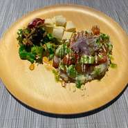 「アヒ」とは魚。「ポキ」とは魚を小さく切る意味。
醤油ベースのタレでマリネした魚とアボカドの料理。

＋670円でドリンクとデザートとのセット有り。
コーヒー紅茶ウーロン茶オレンジジュースからお選び下さい。