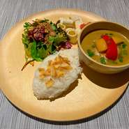 ココナッツミルクを使ったまろやかな甘さと、程よいスパイス感、岩手県産あべ鶏の人気カレー。

＋670円で、ドリンクとデザートとのセット有。
コーヒー、紅茶、ウーロン茶、オレンジジュースからお選び下さい。