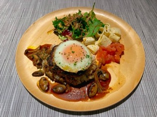 ハワイアンらしく料理を演出『ロコモコプレート』