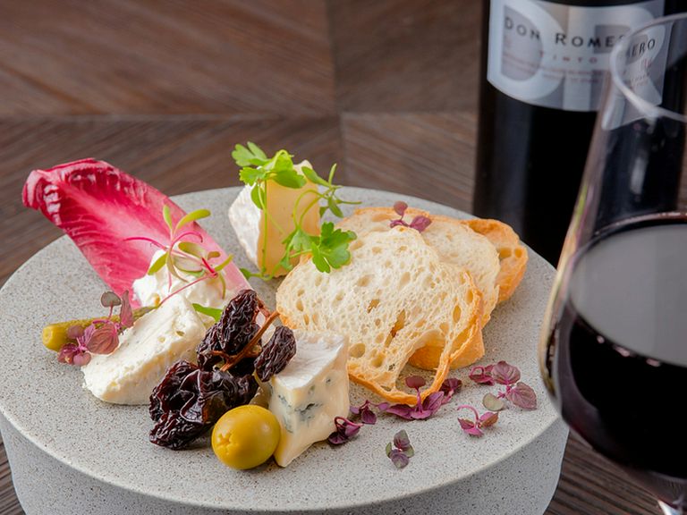 一人でも気軽に来店できるバーカウンター