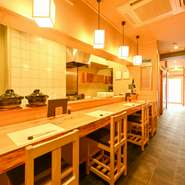 無垢材を多用した清潔感あふれる店内は、和食店らしさあふれる凛とした空間。料理をつくりもてなす喜び「喜心」を大切にした店主の心配りにより、上質な時間を楽しめます。ゆったりくつろいだ気持ちで楽しんで。