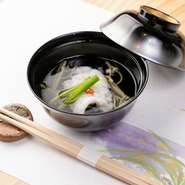 日本料理の真髄ともいえる季節感を大切に、瀬戸内の魚介など地物にもこだわった旬の食材を使っています。料理人のセンスで選ばれ、組み合わせられた素材同士の共鳴を、心ゆくまで楽しんで。