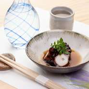 産卵期に入り、瀬戸内では「麦わらだこ」とも呼ばれる旬の真蛸を、2時間半かけてじっくり蒸し煮にしました。大根で叩いて繊維を壊してから加熱するひと手間で、驚くほどの柔らかさを堪能できます。