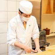 禅における食の教訓を説いた道元「典座教訓（てんぞきょうくん）」にある「三心」がコンセプト。丁寧に思いやる心「老心」、相手を想う広い心「大心」とともに、料理を作りもてなす喜び「喜心」を大切にしています。