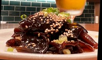 じゅんさいをかつお香る土佐酢で泳がせています。
飲める土佐酢と共にどうぞ。
※表示価格は税別価格です。