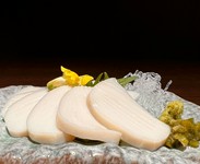 鴨ロースをローストして出汁醤油に漬けました。
赤ワインと共にどうぞ。
※表示価格は税別価格です。