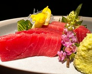 本鮪の赤身と中トロ。
醤油に生海苔を溶かして生海苔醤油にして味変を楽しんでください。
※表示価格は税別価格です。