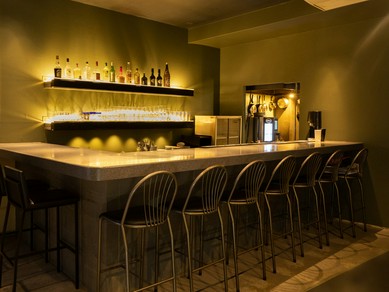 大人の雰囲気漂う店内は、非日常も味わえるモダンな空間