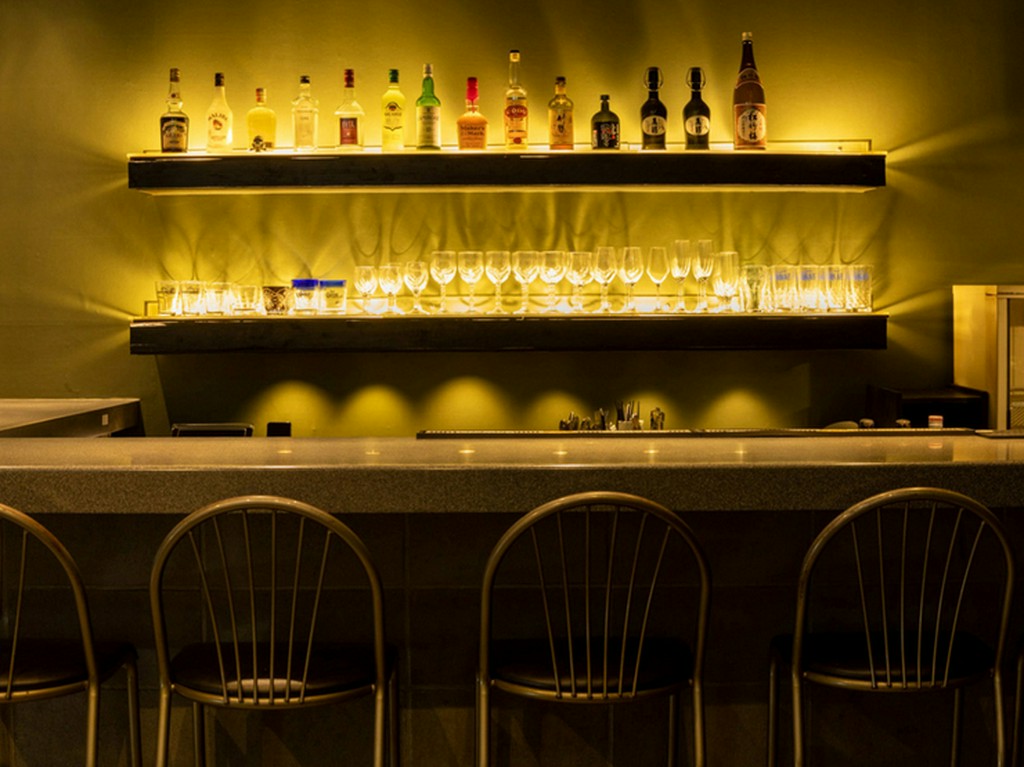 仕事帰りにも立ち寄りやすい、高級感あるカウンター席も用意