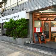 「日暮里」駅からすぐの場所にオープンした【コッテリの塩らー麺専門店　MANNISH】は、一見カフェのようなオシャレな隠れ家ラーメン店。BGMもゆったりした洋楽で、女性一人でも入りやすい雰囲気が魅力です。