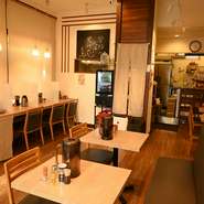 テーブル席と、カフェ風の窓向きカウンターからなる店内は、ゆったりとくつろげる雰囲気。急ぎの食事はもちろんのこと、ちょっと一杯を楽しんでから〆のラーメンまで、のんびりと楽しめます。