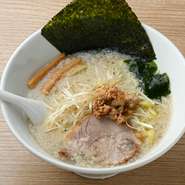 MANNISHグループ全店共通の「秘伝の塩だれ」を使ったスープは、あっさりと濃厚が同居するクセになる味わい。一度食べたらクセになる、絶妙のバランスがたまりません。