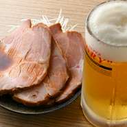 低温調理で5時間かけてじっくり加熱した『おつまみチャーシュー』は、自家製醤油だれに漬け込んだもの。味しみがよくお酒のつまみにぴったりです。まずはお疲れさまの一杯をゆっくり楽しんでから、〆にラーメンを。