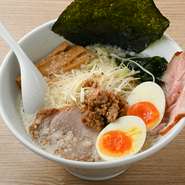 自慢の『コッテリの塩ラーメンに』に、人気のトッピング『味玉』と『チャーシュー追加』を加えた一杯。低温調理で仕上げたチャーシューはふんわりやわらか。通常のチャーシュと2種の味わいが楽しめます。