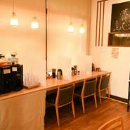 空間除菌を行い、次世代型タッチパネル式の券売機を導入するなど、感染予防対策にも力を入れている【コッテリの塩らー麺専門店　MANNISH】。追加オーダーなども券売機で可能だから、飛沫の心配もありません。