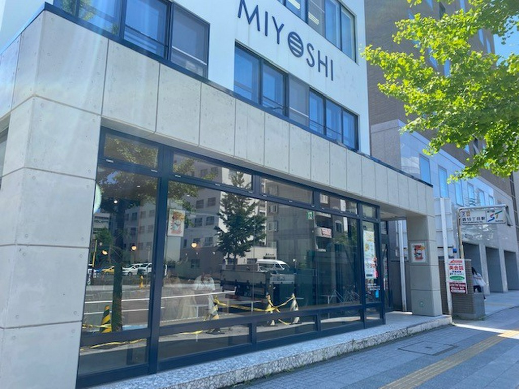 地下鉄2番出口横から入り奥の入り口から2Fへ