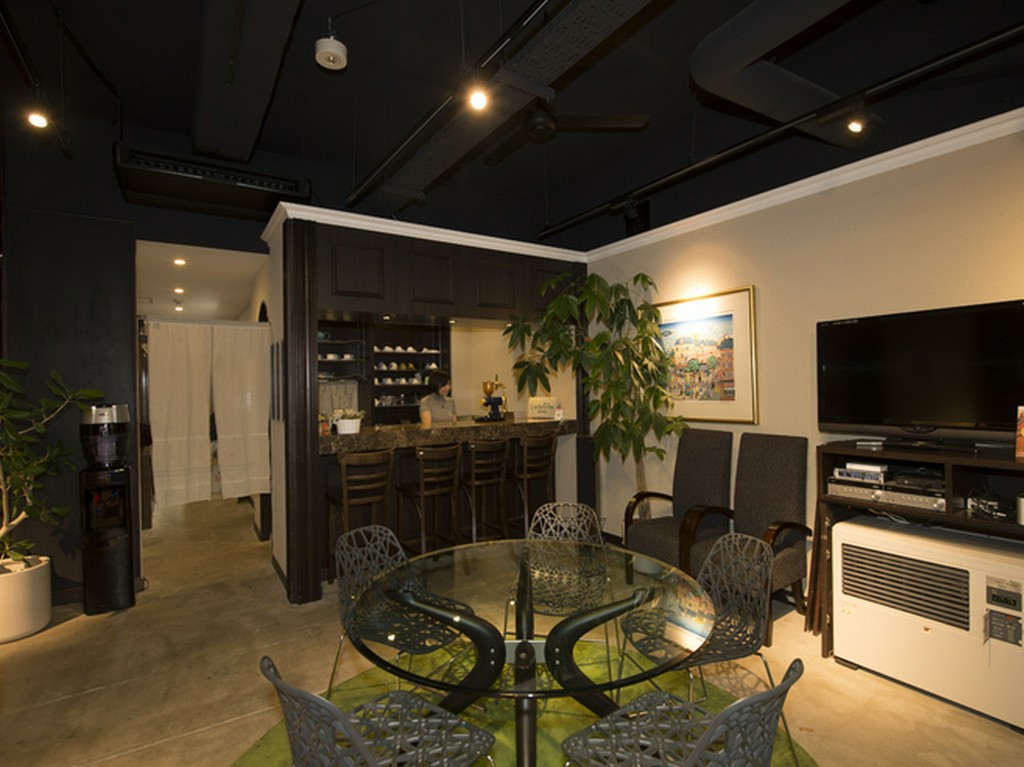 バー、ピアノ、大型スクリーン、他設備が豊富