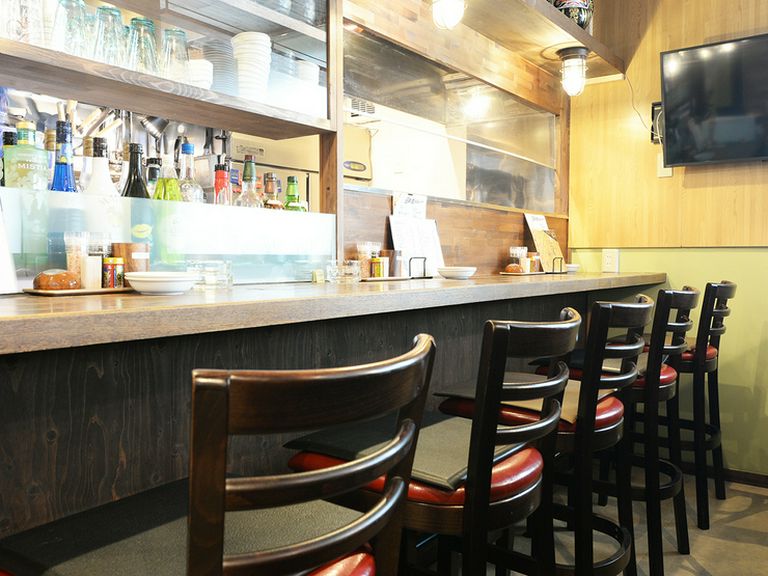 一人でも食事しやすく、温もりを感じさせる焼鳥店