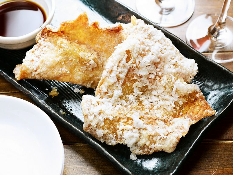 インパクト大！伊達鶏もも肉の皮を丸ごと揚げた『伊達鶏の鳥皮せんべい』
