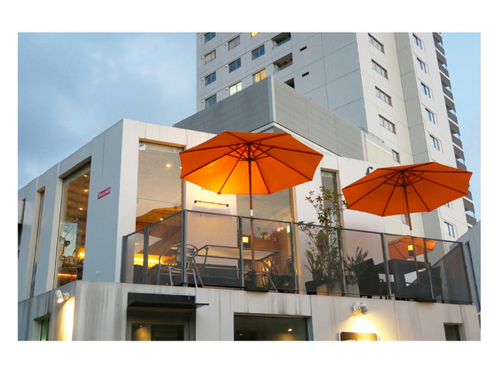 隠れ家テラスで優雅にシャンパンを！