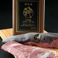 「神谷商店」幻の「神のタン」や、極上の旨味を湛えた「神のハラミ」。特別に選び抜かれたブランド和牛のシャトーブリアン、長期肥育によって甘みと脂の深みを極めた神戸牛のサーロイン、芳醇なコクが際立つリブロースなど。
部位ごとに異なる味わいと食感、調味の妙が肉の奥深さを引き出します。

黒毛和牛の贅沢握り、高級海鮮のお造りや旬菜のすり流し、山海の八寸といった和の逸品が並び、箸休めには全国から届く旬野菜を。