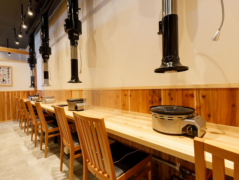 ロースターを備えたカウンター席もあり、お一人さまも大歓迎