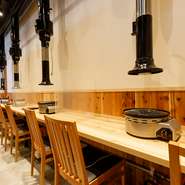 店内にはテーブル席だけではなく、各自に専用ロースターを備えたカウンター席もあり。お一人さまや少人数でも、気軽においしいお肉を楽しめます。自分のペースを守って味わえる一人焼肉で、おいしさを満喫して。