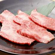 地元まんのう産牛肉を店頭でカットしているから新鮮かつ旨みそのまま。数量限定の希少部位メニューもリーズナブルにいただけます。ジューシーな『マルチョウ』など、豊富なホルモンラインナップもうれしいところ。