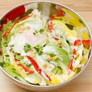 クオリティにこだわった肉はもちろん、地元産を中心にシェフが厳選した採れたて新鮮野菜や食事メニューなど、豊富にラインナップ。ボックス席や半個室、個室もあるので、ファミリー層にもおすすめです。