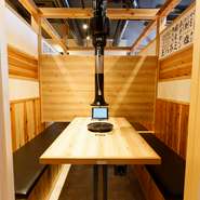 6名まで利用できる扉付き個室や、最大16名まで使える半個室など、シーンに合わせて使えるのも魅力。ドリンクメニューも豊富に揃っているので、会食はもちろん気軽な飲み会や宴会のニーズにも対応できます。