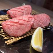 牛タンの中でも、タン元に近い部分を贅沢に使用し、やわらかさと旨みの濃さが並の『塩タン』とは一線を画しています。従来のタンの印象を覆す味わいは1日5食限定。タン好きなら見逃せません。